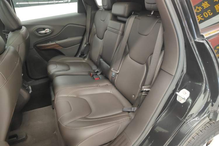 Used Jeep Cherokee 2017 2.0L Superior Edition
