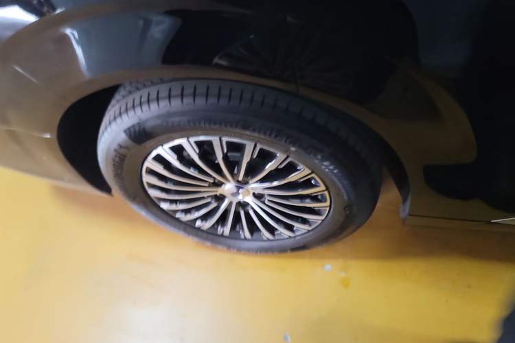 Used Denza D9 2025 DM-i Smart Drive 1020 Four-Wheel Drive Premium Model
