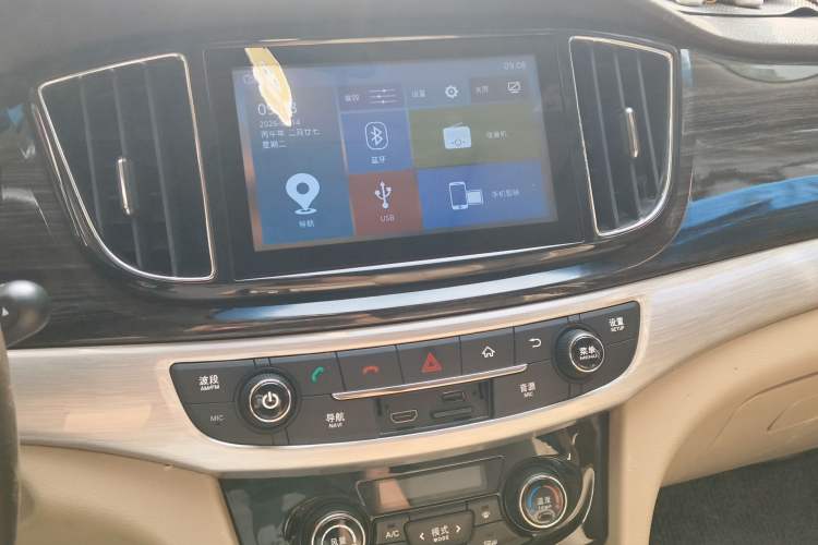 Used Baojun 730 2016 1.8L iAMT Luxury Model 7 Seats Audio And AC Panel