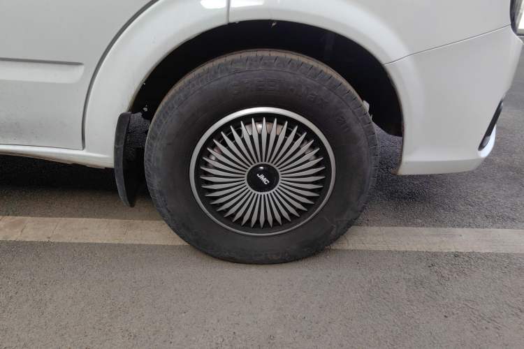 Used JMC Fushun 2023 2.0T Manual Short-Wheelbase Mid-Height Commercial Multi-Purpose 5-Seater Passenger Vehicle Right Front Wheel Hub