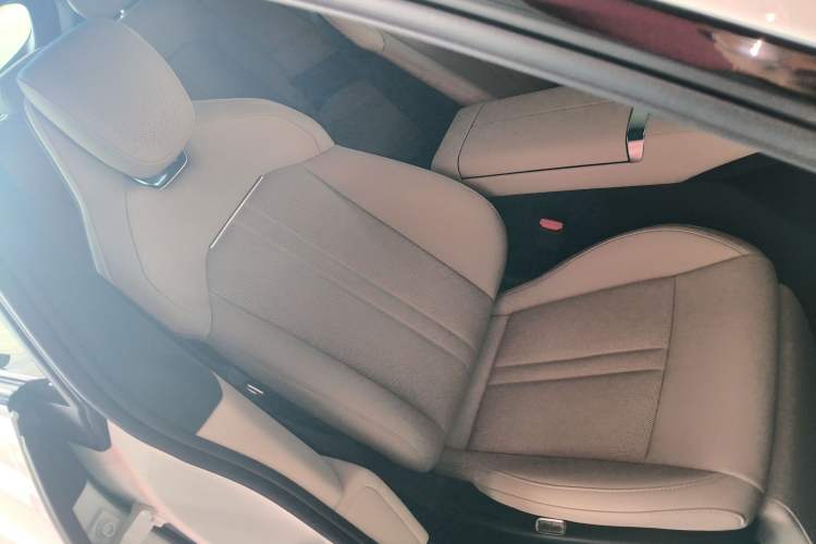 Used Xiaomi Auto YU7 2025 Ultra-Long Range High-Performance All-Wheel-Drive Max Edition Right Front Seat