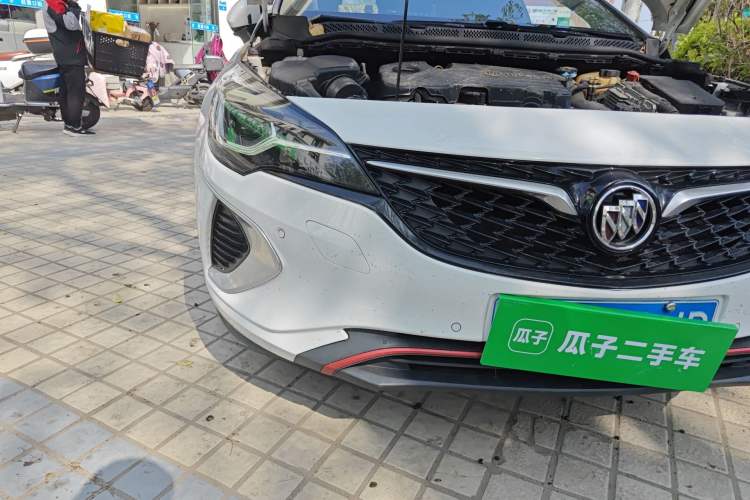 Used Buick Verano 2018 Hatchback GS 20T Dual-Clutch Luxury Model Right Front Headlight