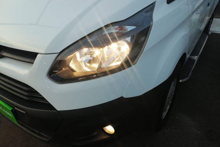 Used Ford Transit 2017 2.0T Diesel Multi-Purpose Commercial Vehicle Short Wheelbase Low Roof China V Standard