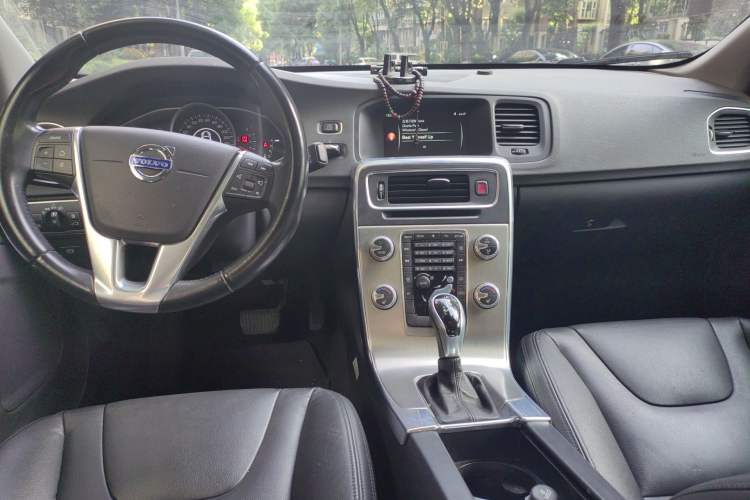 Used Volvo S60 2015 S60L 2.0T Zhiyuan Edition
