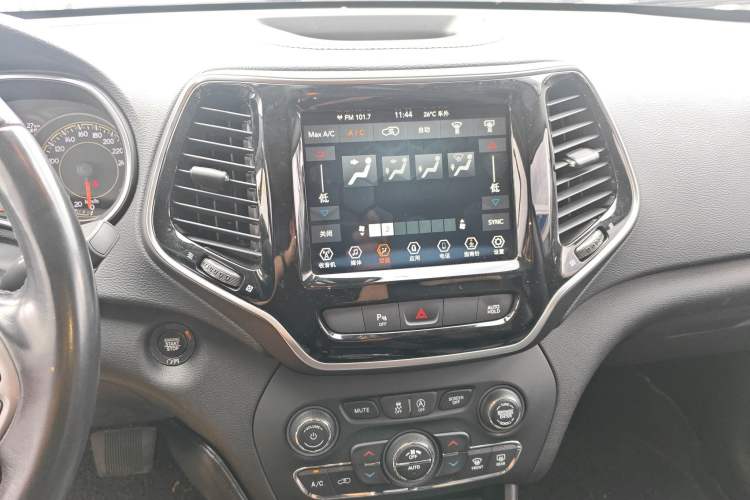 Used Jeep Cherokee 2020 2.0T Two-Wheel Drive Leading Edition Audio And AC Panel