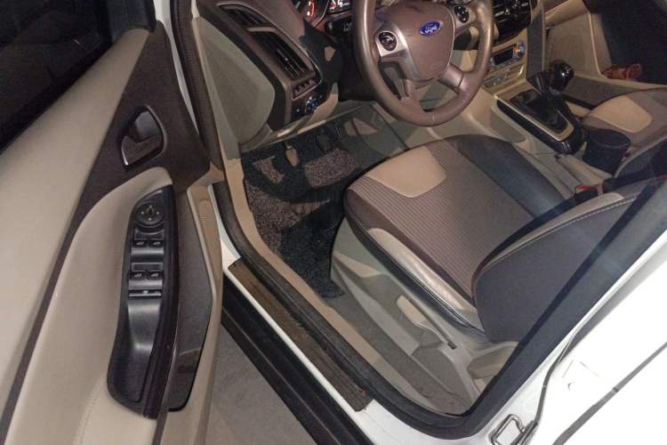 Used Ford Focus 2012 Sedan 1.6L Manual Fashion Edition
