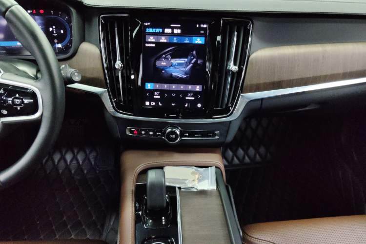 Used Volvo V90 2022 Cross Country B5 AWD Prestige Edition Audio And AC Panel