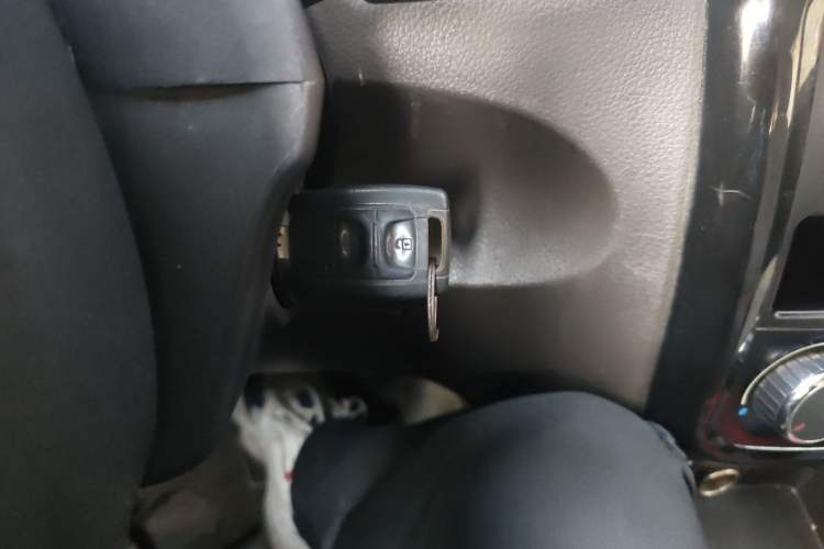 Used Wuling Rongguang V 2015 1.2L Standard Version
