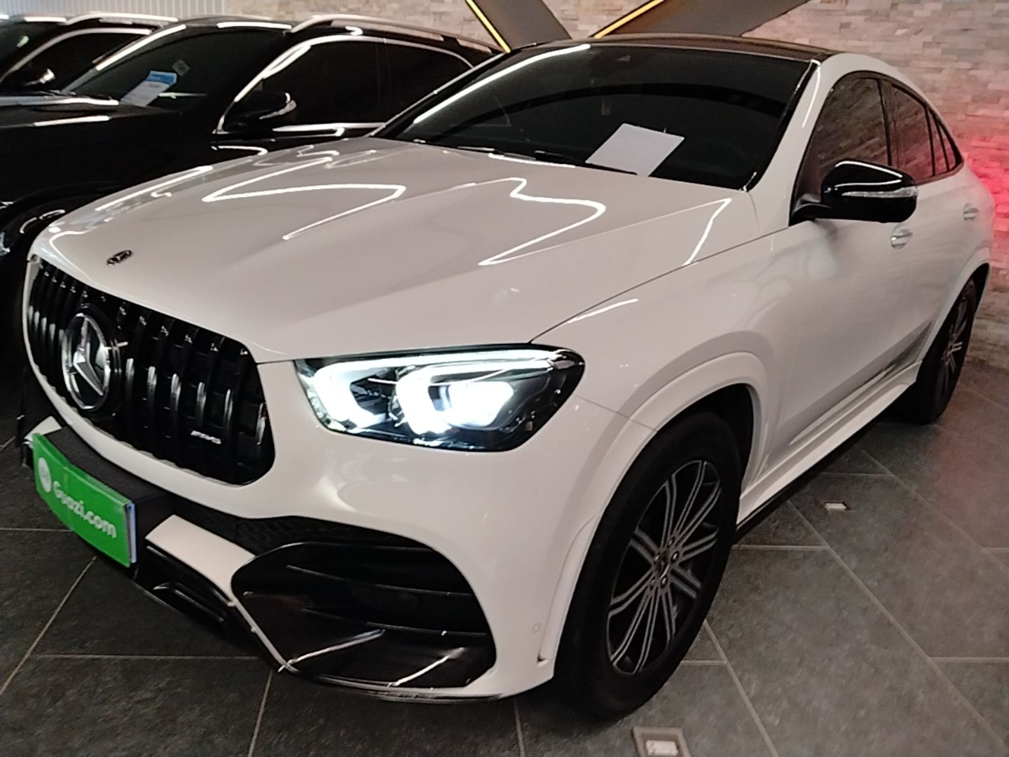 Unter der Vorderseite des Autos