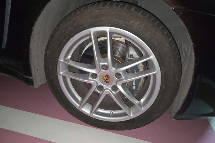 Used Porsche Panamera 2016 Panamera Executive Edition 3.0T Right Front Wheel Hub