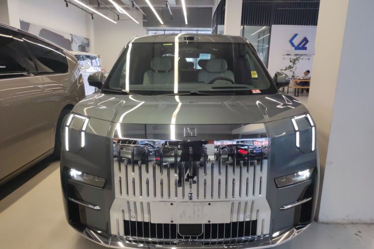 Used Zeekr 009 2024 7-Seater Walk-Through Version Four-Wheel Drive 108 kWh Front