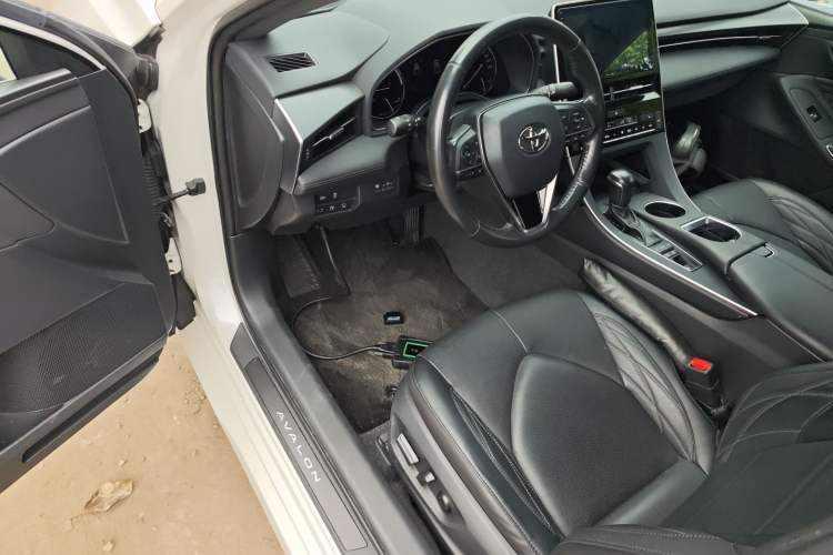 Used Toyota Avalon 2019 Dual-Engine 2.5L XLE Prestige Version China VI Standard
