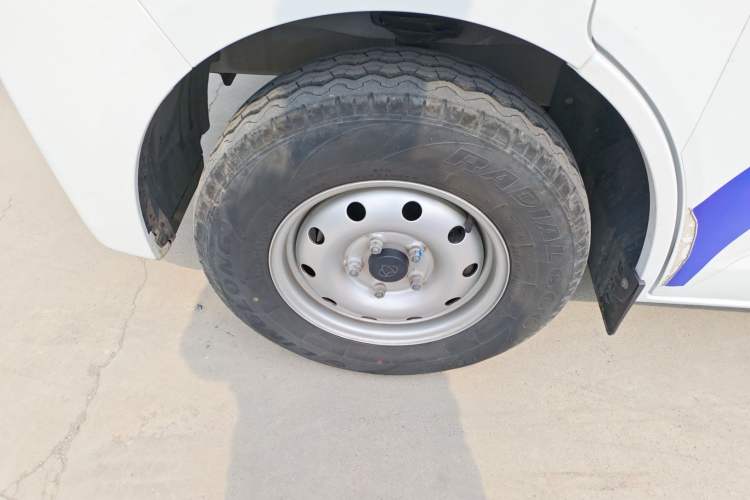 Used CHANGAN KAICHENG Ruixing EM80 2025 Passenger Version Comfort Model 7 Seats 300 km Side-Hinged Doors Left Front Wheel Hub