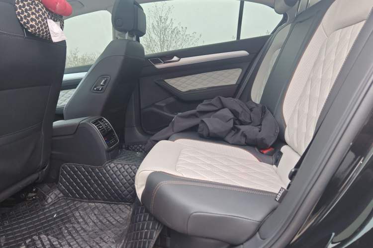 Used Volkswagen Magotan 2023 2 Million Units Commemorative Edition 330TSI DSG Luxury Version Left Rear Seat