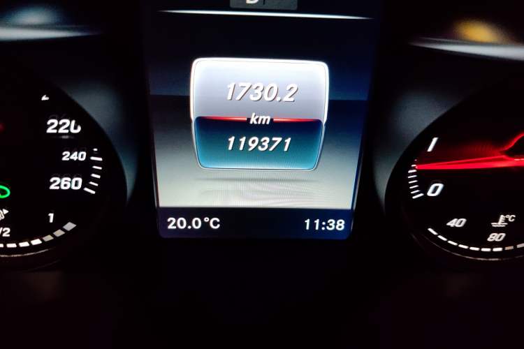 Used Mercedes-Benz GLC 2018 Facelift GLC 260 4MATIC Luxury Edition Odometer Close Up