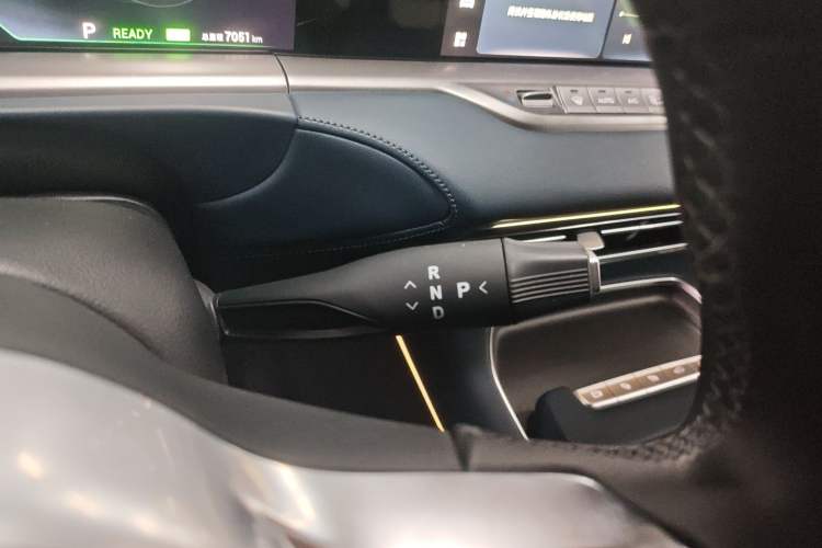 Used VOYAH FREE 2023 Four-Wheel Drive Extended-Range Model with Ultra-Long Range
