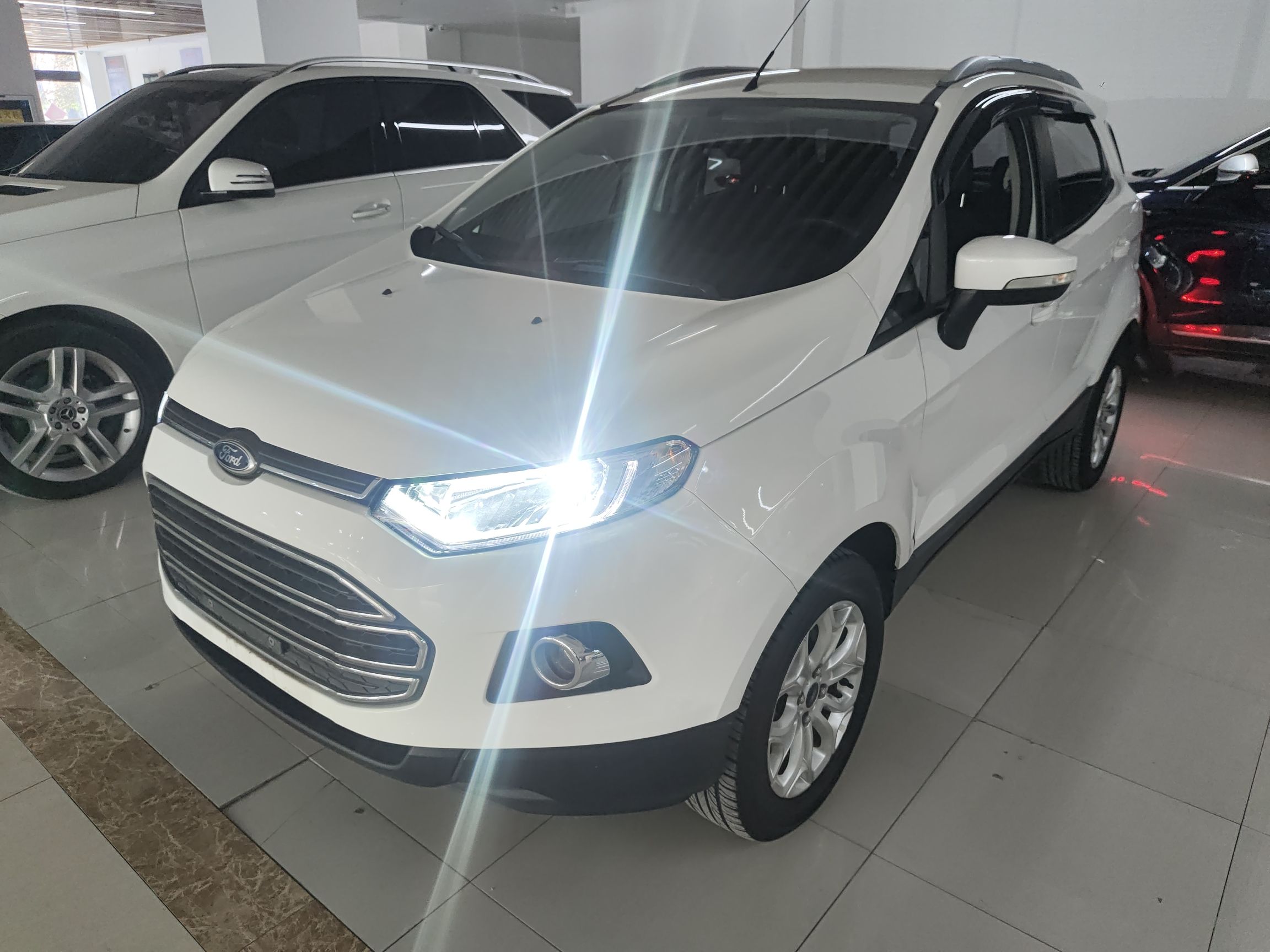 Под передней частью автомобиля