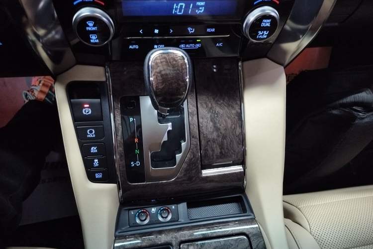 Used Toyota Vellfire 2023 Crown Dual-Engine 2.5L HV Ultimate Edition