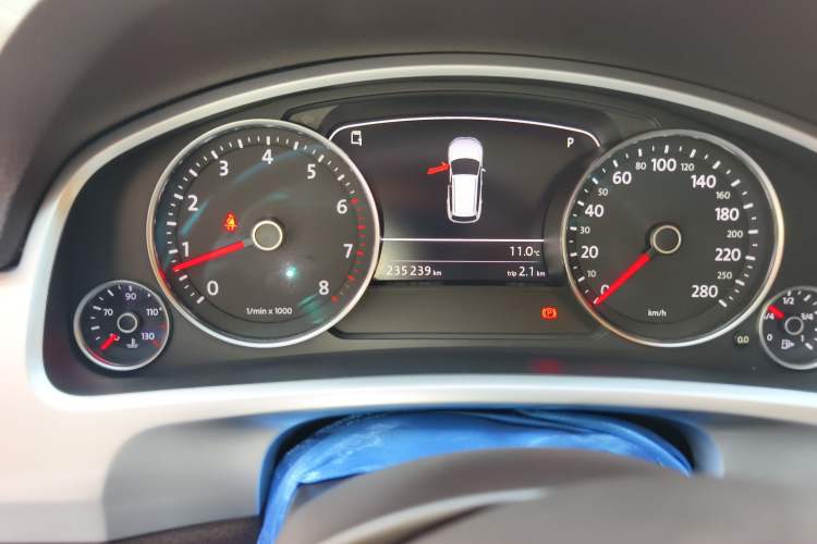 Used Volkswagen Touareg 2011 3.0 TSI High-End Version Odometer Close Up