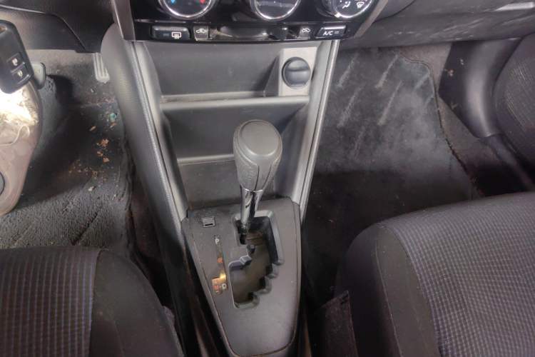 Used Toyota YARiS L Zhi Xuan 2017 1.5E CVT Enhanced Performance Edition Gear Lever