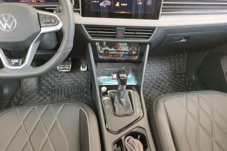 Used Volkswagen Tiguan L 2024 Outstanding Model 330TSI Automatic Two-Wheel Drive R-Line Dragon Glory Edition Gear Lever