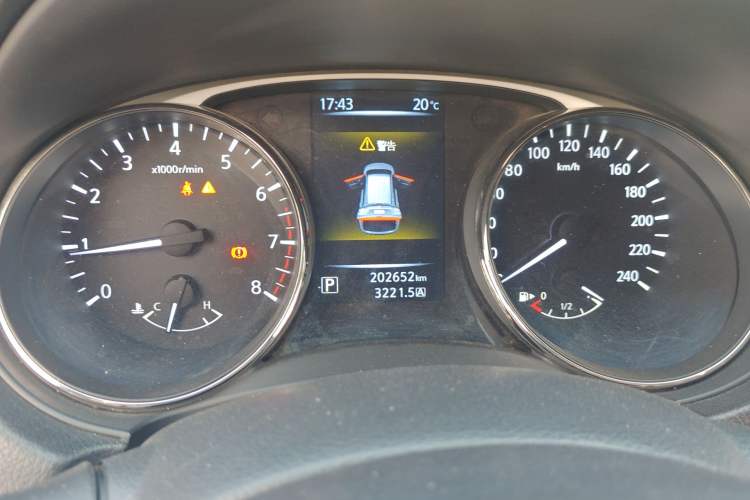 Used Nissan X-Trail 2015 2.0L CVT Comfort MAX Edition 2WD Odometer Close Up