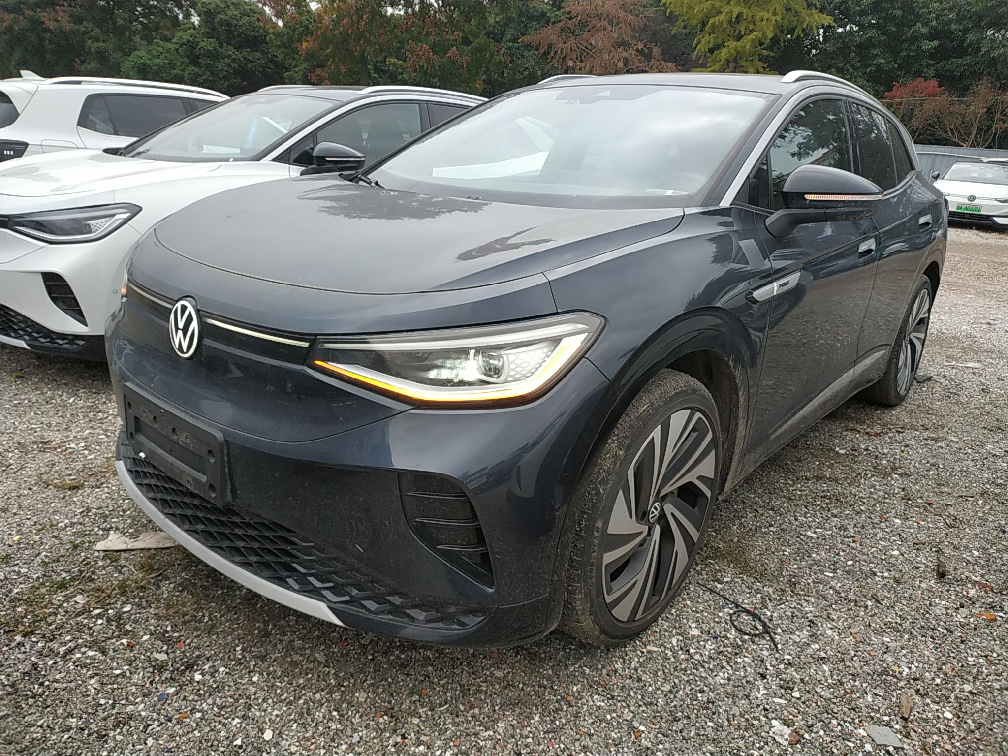 Под передней частью автомобиля