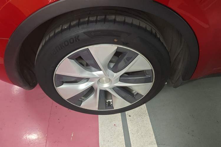 Used Tesla Model Y 2021 Standard Range Rear-Wheel Drive Version Right Rear Wheel Hub