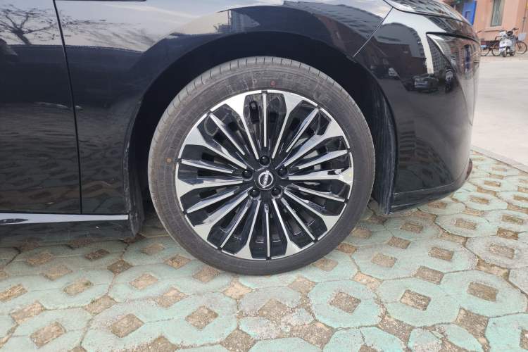 Used Nissan N7 2025 510 Pro Right Front Wheel Hub