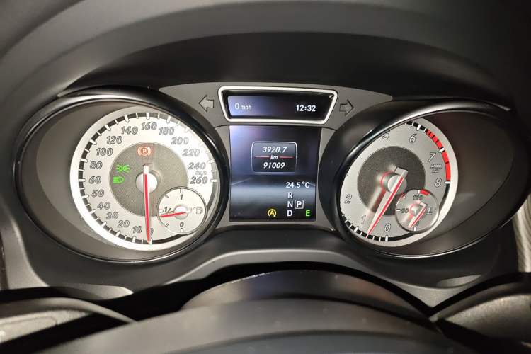 Used Mercedes-Benz GLA 2015 GLA 200 Sport Edition Odometer Close Up