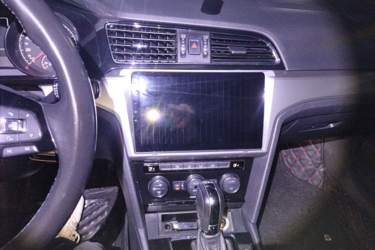 Used Volkswagen Lamando 2015 280TSI DSG Comfort Edition Audio And AC Panel