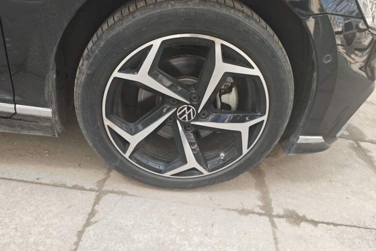 Used Volkswagen Magotan 2023 2 Million Units Limited-Edition 380TSI DSG Flagship Version Right Front Wheel Hub