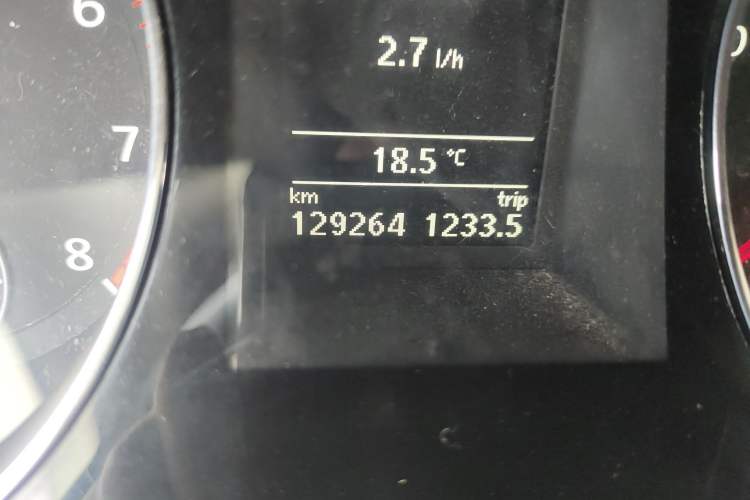 Used Volkswagen Magotan 2012 Revised Version 1.8TSI Leading Edition Odometer Close Up