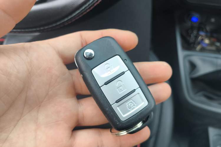 Used Dongfeng Fengon 380 2022 1.5L Comfort-Class Passenger Vehicle (Steel Spring) with 7 Seats Vehicle Key