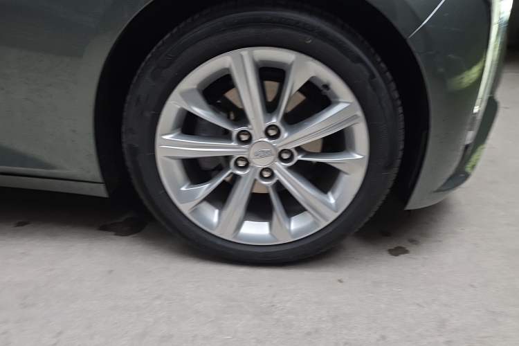 Used Cadillac CT5 2024 28T Luxury Pro Trim Right Front Wheel Hub