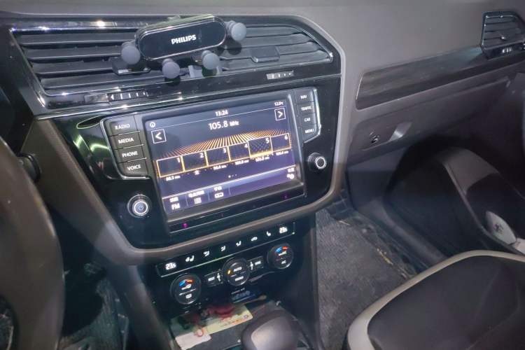 Used Volkswagen Tiguan L 2017 380TSI Automatic All-Wheel-Drive Luxury Edition Audio And AC Panel