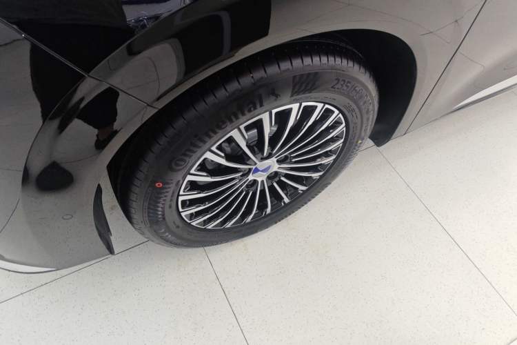 Used Denza D9 2025 DM-i Smart Drive 1020 Four-Wheel Drive Deluxe Model Left Front Wheel Hub