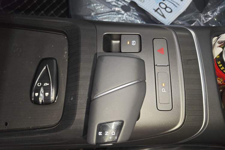 Used CHANGAN Eado 2025 Blue Whale 1.5T 500Bar Prestige Model Gear Lever