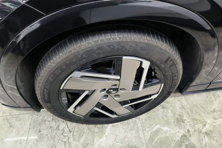 Used ONVO Luxeed L90 2025 Model—Ultra Six-Seater Version