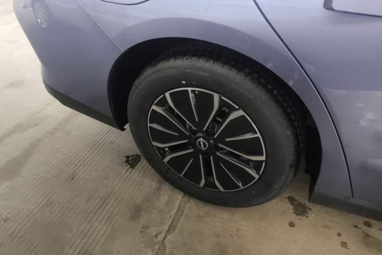 Used Nissan N6 2026 Model 180 Max Exterior 5