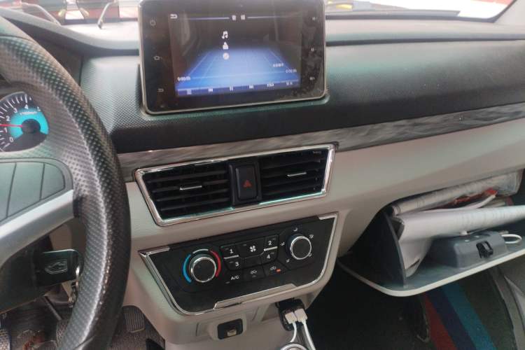 Used Jinbei New Hiace S 2023 1.5L Wealth Edition Passenger Van 5/6/7-Seater Central Air Conditioning Version SWC15M Audio And AC Panel