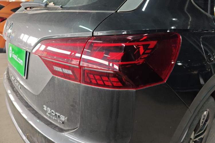 Used Volkswagen Tayron 2021 380TSI All-Wheel Drive R-Line Connected Version Right Rear Taillight