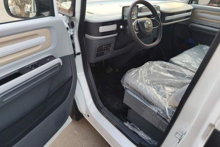 Used SAIC MAXUS Dana V1 2025 V1+ Long Wheelbase Low-Roof Multi-Function Version (62 kWh)