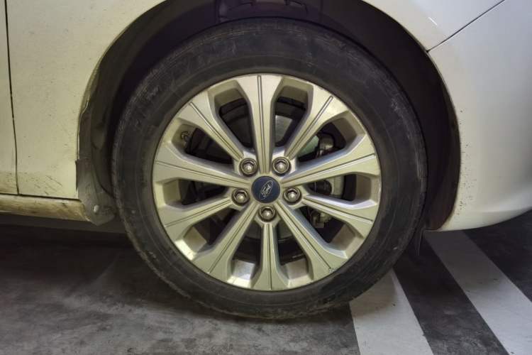 Used Ford Escort 2017 Happiness Edition 1.5L Automatic Fashion Version Right Front Wheel Hub