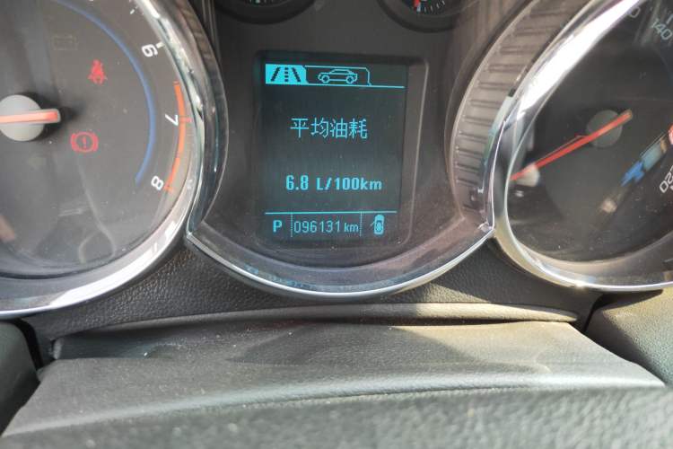 Used Chevrolet Cruze 2013 1.8L SX AT Odometer Close Up