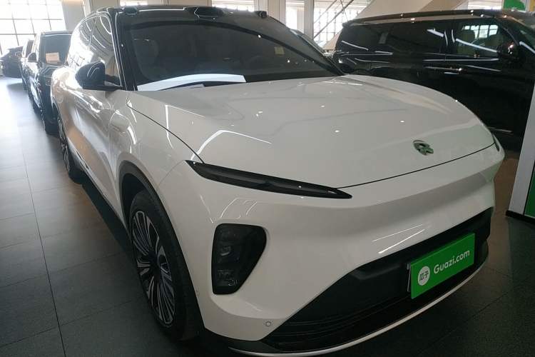 Used Nio ES8 2024 75 kWh Front Right 45 Deg