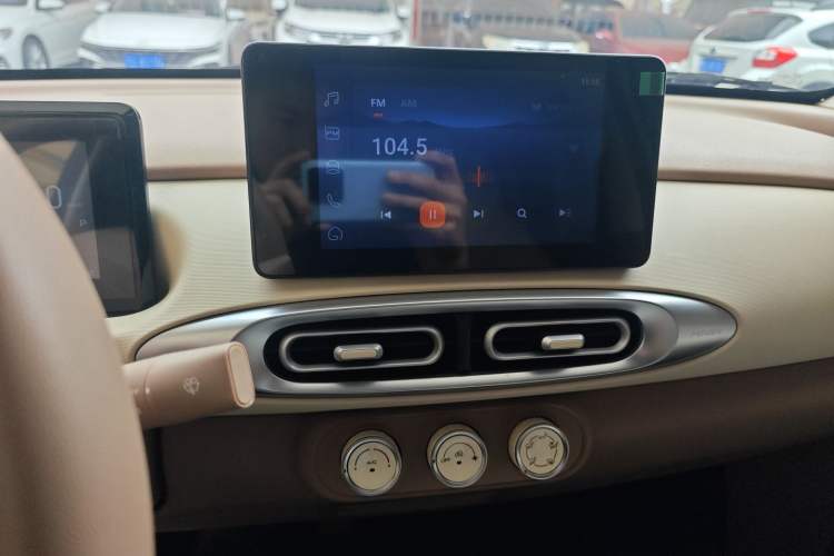 Used Wuling Hongguang MINIEV 2025 Four-Door Version Premium Edition Audio And AC Panel