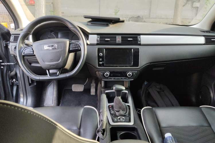 Used Qoros 3 2015 Hatchback 1.6L Automatic ZhiNeng Model Center Console