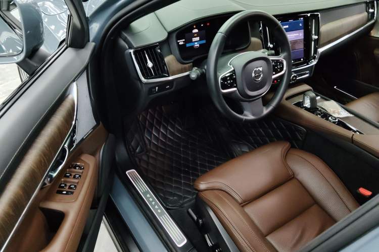 Used Volvo V90 2022 Cross Country B5 AWD Prestige Edition Driver Seat