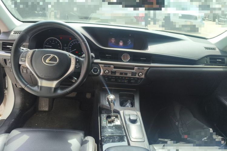 Used Lexus ES 2014 300h Elite Edition Center Console